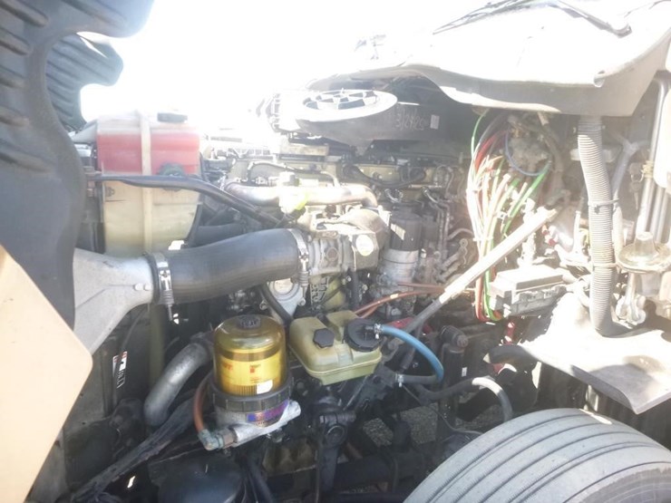 2012-freightliner-cascadia-125-image-22