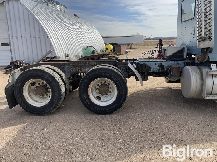 1990-freightliner-fld120-image-16