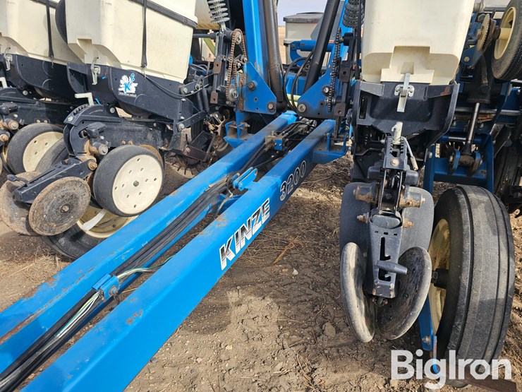 2007-kinze-3200-image-11