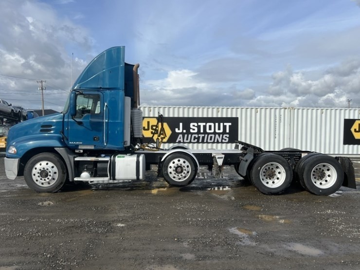 2015-mack-cxu613-tri-axle-truck-tractor-image-7