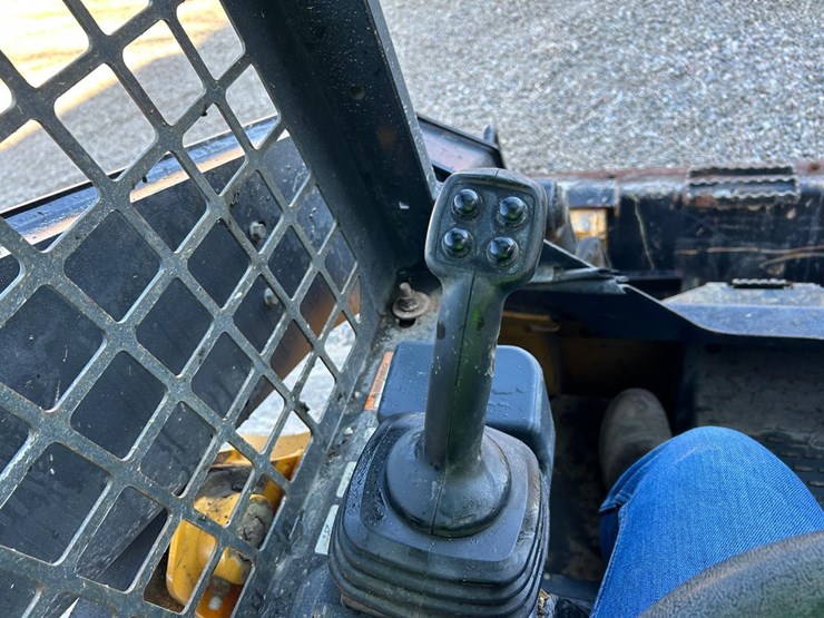 2020-deere-317g-image-23