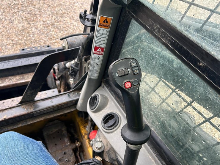 2023-new-holland-l318-image-19