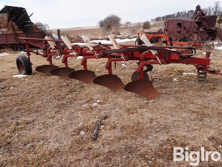 international-710-image-4