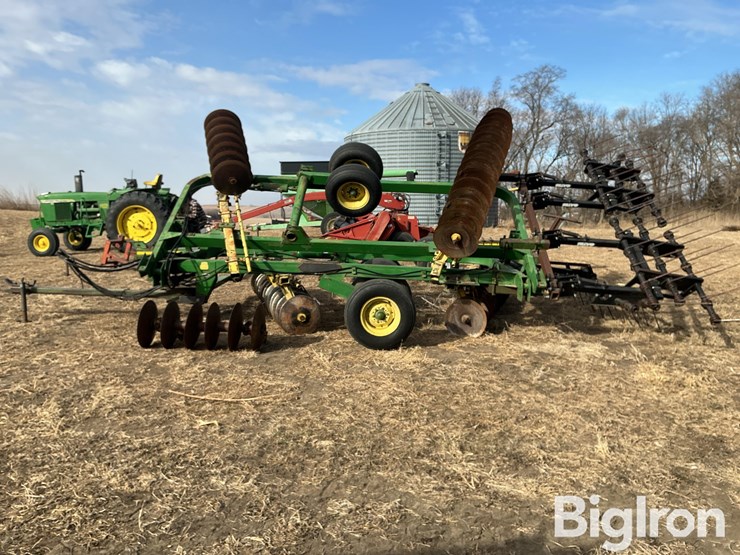 john-deere-220-image-8