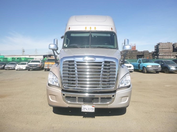 2012-freightliner-cascadia-125-image-8