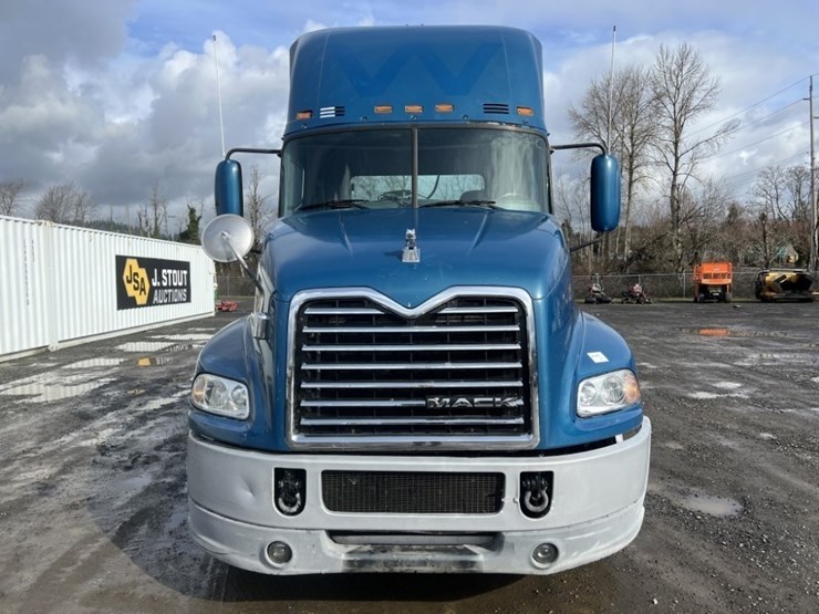 2015-mack-cxu613-tri-axle-truck-tractor-image-8