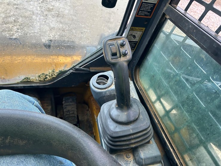 2022-deere-317g-image-24