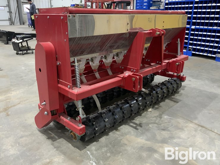 2025-massey-ferguson-730-image-3