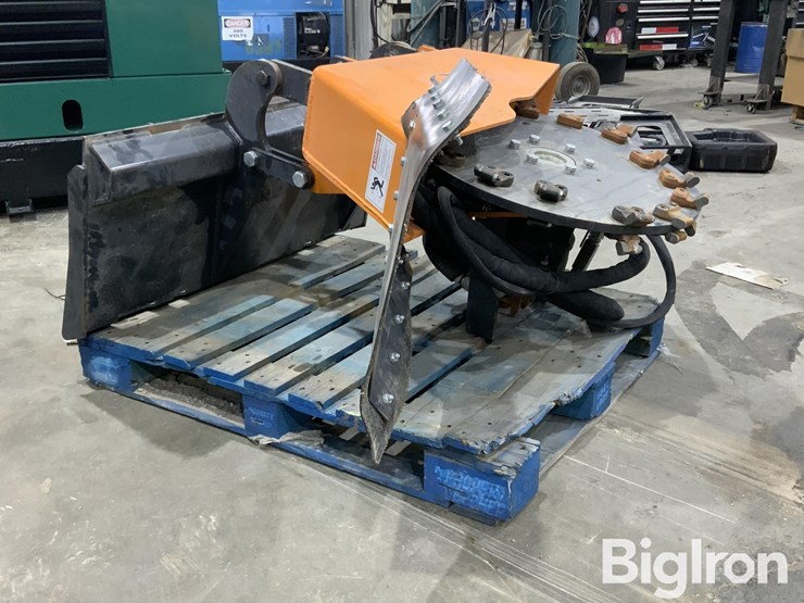 2025-massey-ferguson-730-image-3