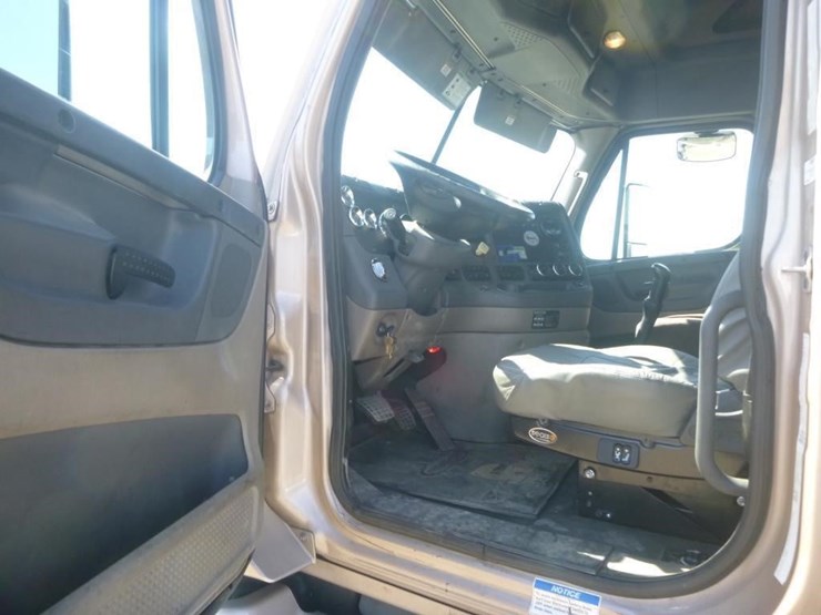 2012-freightliner-cascadia-125-image-11