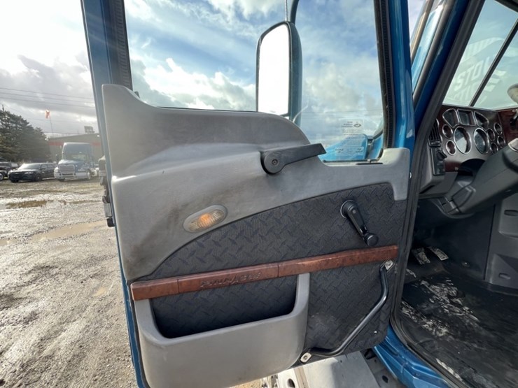 2015-mack-cxu613-tri-axle-truck-tractor-image-29