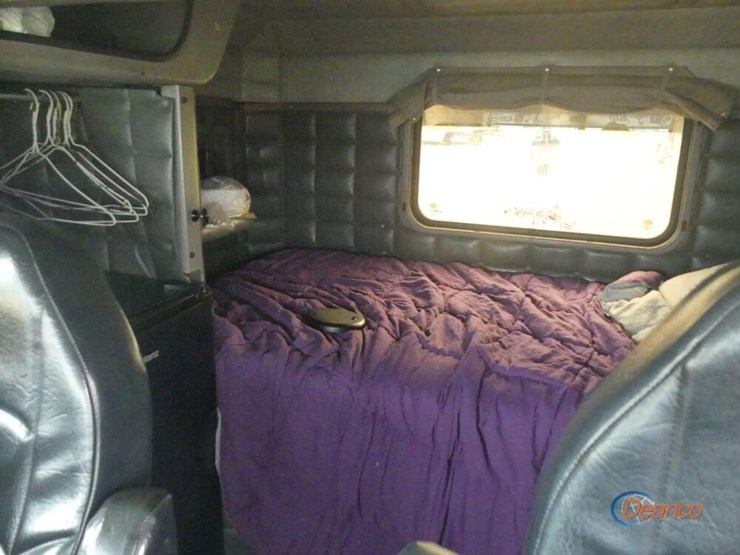 2005-peterbilt-379-image-17