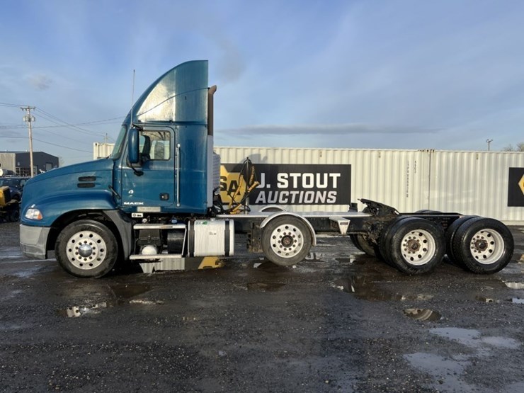 2015-mack-cxu613-tri-axle-truck-tractor-image-7