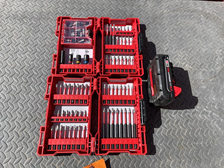 #1486-•-(2)-milwaukee-drill-driver-sets-(offsite-in-el-paso)-image-1