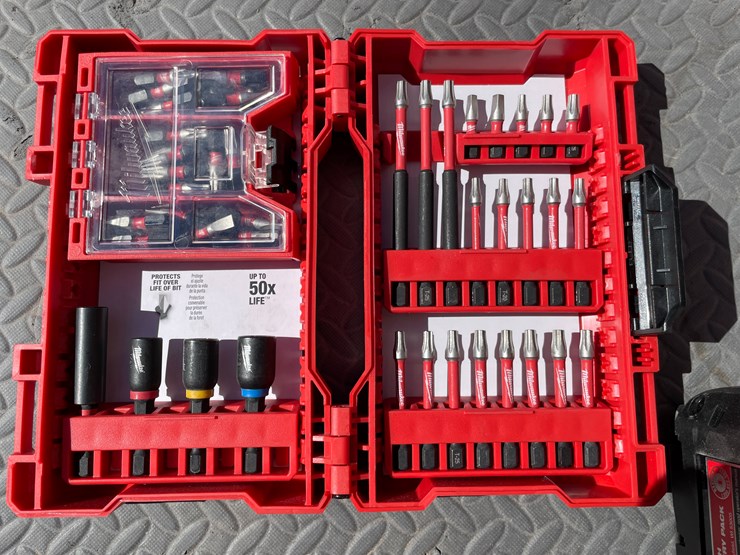 #1486-•-(2)-milwaukee-drill-driver-sets-(offsite-in-el-paso)-image-3