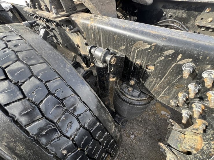 2015-mack-cxu613-tri-axle-truck-tractor-image-22