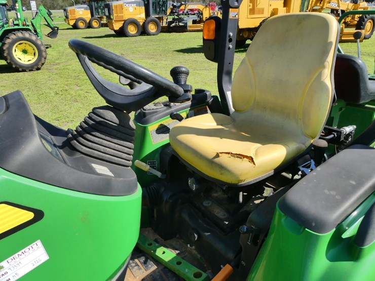 2018-john-deere-3033r-image-12
