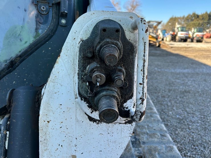2017-bobcat-t740-image-11