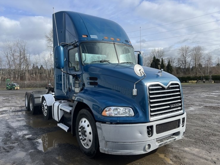 2015-mack-cxu613-tri-axle-truck-tractor-image-2