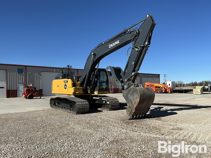 2021-john-deere-210-image-3