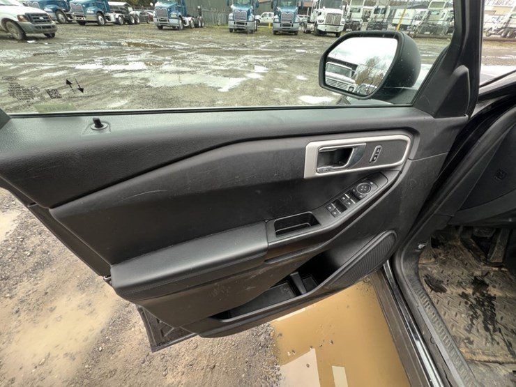 2020-ford-explorer-image-23