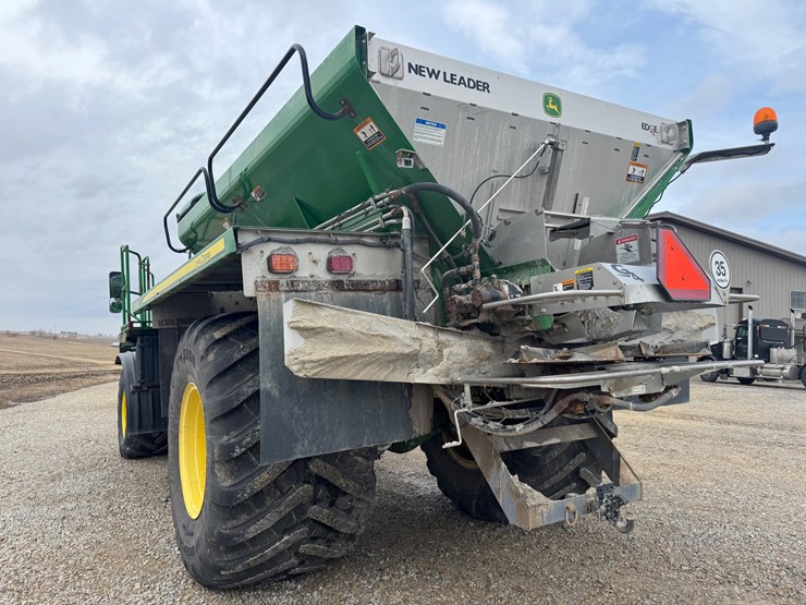 2019-john-deere-f4365-image-5
