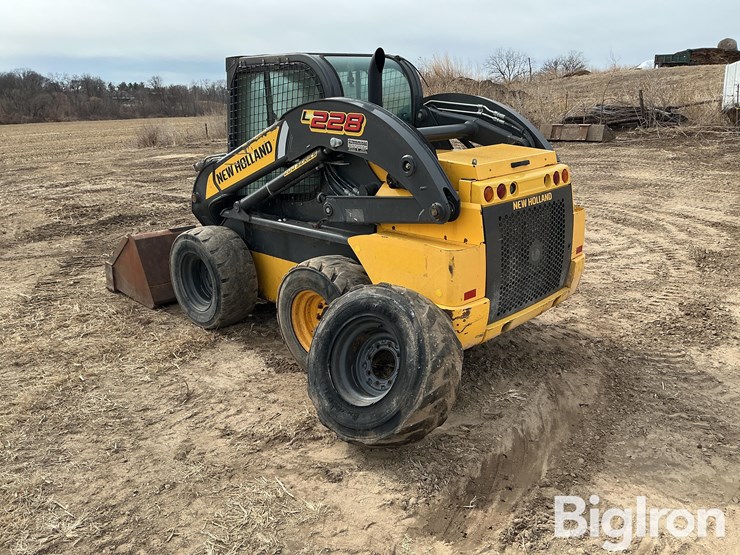 new-holland-l228-image-7