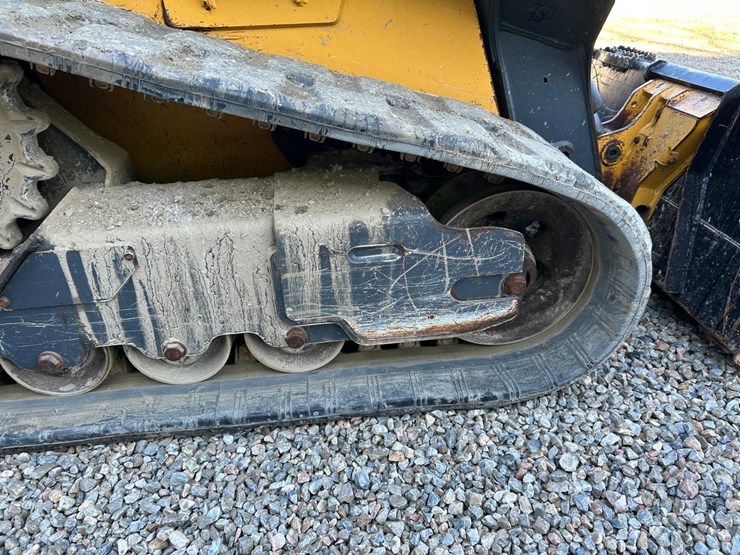 2020-deere-317g-image-15