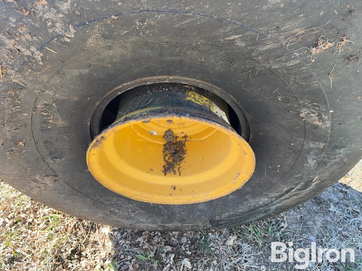 vermeer-baler-tire-and-rim-image-12