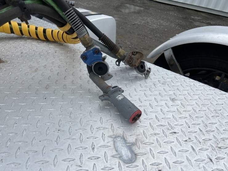 2017-mack-cxu613-tri-axle-truck-tractor-image-29