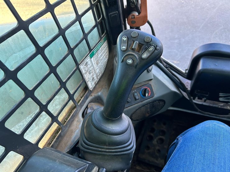 2017-bobcat-t740-image-24