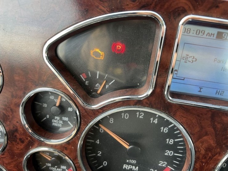 2015-mack-cxu613-tri-axle-truck-tractor-image-32