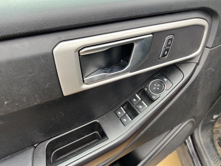 2020-ford-explorer-image-24