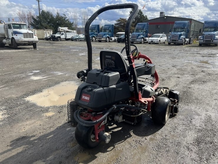 2014-toro-greensmaster-3320-triflex-traction-unit-image-4