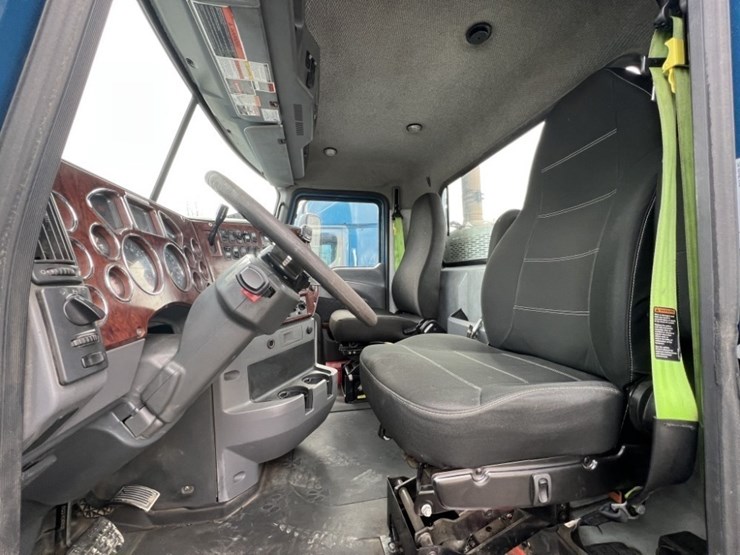 2017-mack-cxu613-tri-axle-truck-tractor-image-32