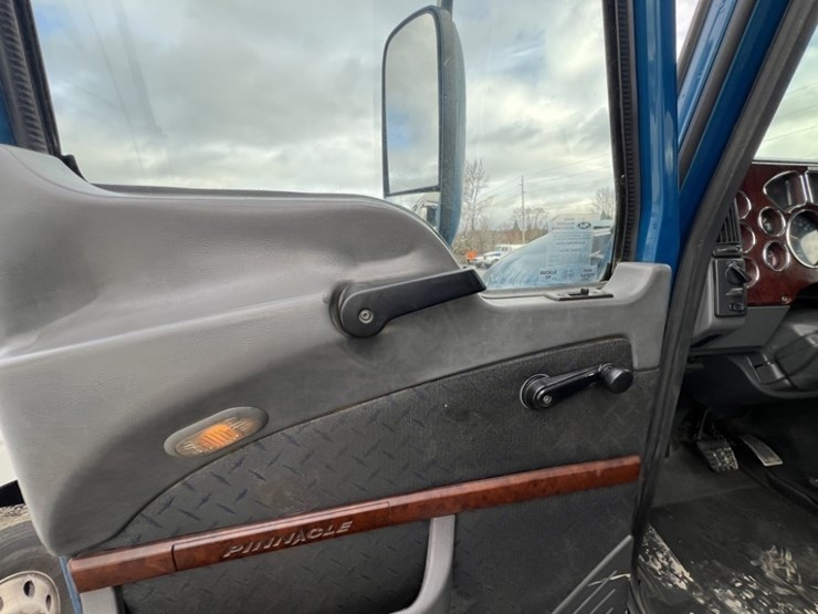 2017-mack-cxu613-tri-axle-truck-tractor-image-33