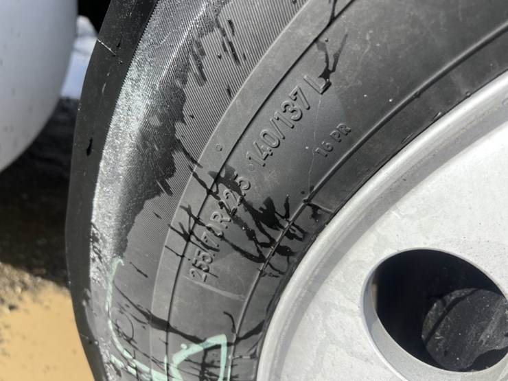 2015-mack-cxu613-tri-axle-truck-tractor-image-18