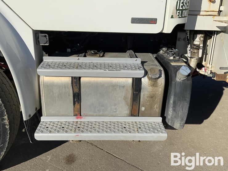 2012-freightliner-m2-106-image-14