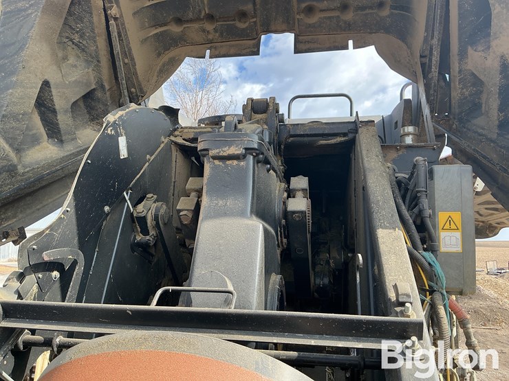 2013-new-holland-330-image-16