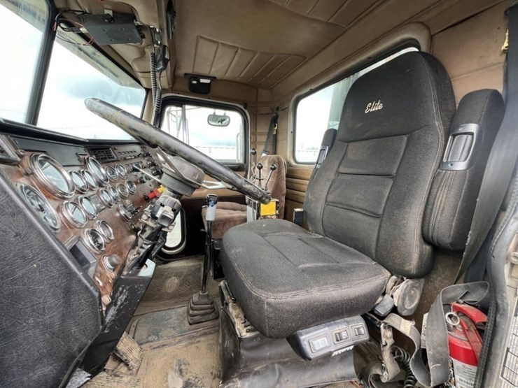 1996-peterbilt-378-image-24