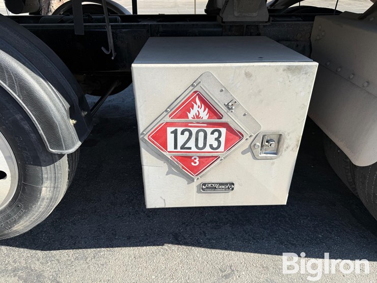 2014-peterbilt-389-image-17