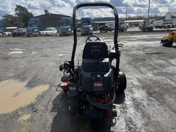 2014-toro-greensmaster-3320-triflex-traction-unit-image-5