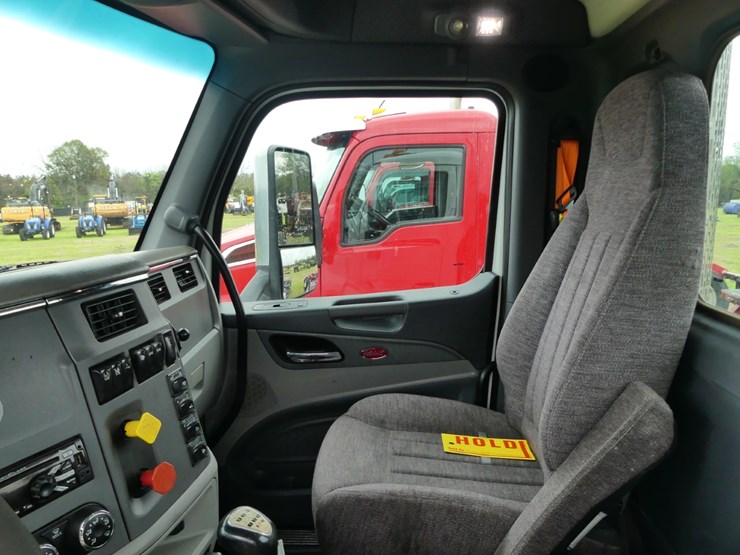 2017-peterbilt-579-image-11