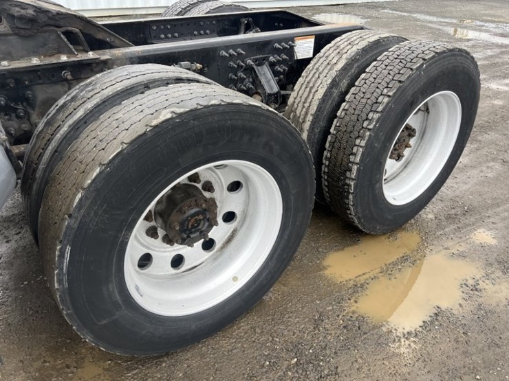 2017-mack-cxu613-tri-axle-truck-tractor-image-22