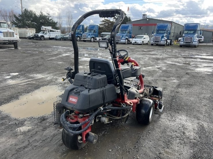 2014-toro-greensmaster-3320-triflex-traction-unit-image-4