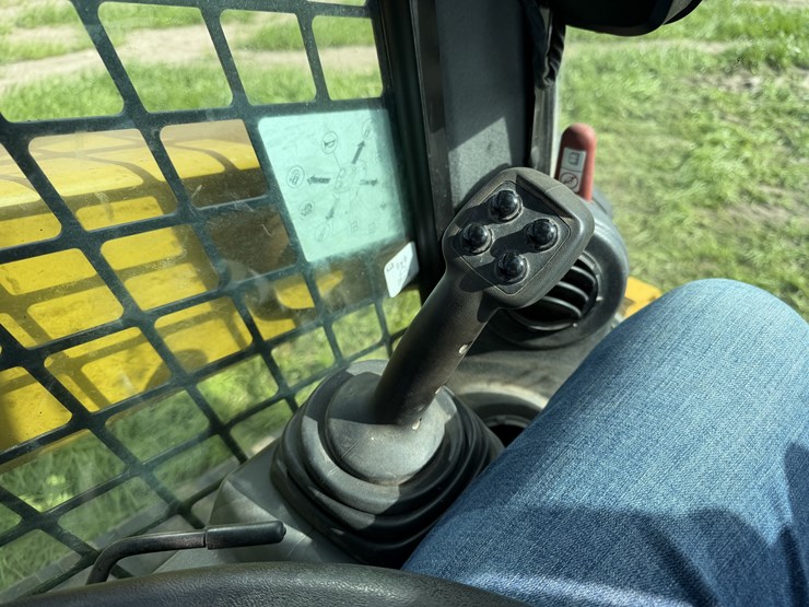 2017-caterpillar-259d-image-12