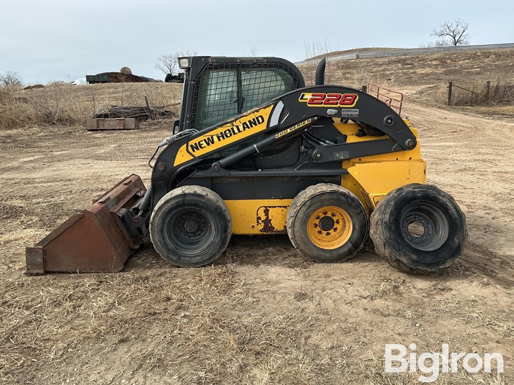 new-holland-l228-image-8