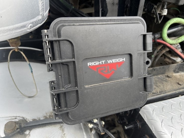 2017-mack-cxu613-tri-axle-truck-tractor-image-30