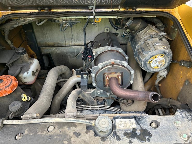 2019-deere-317g-image-15