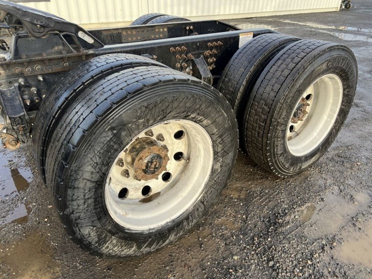 2015-mack-cxu613-tri-axle-truck-tractor-image-19